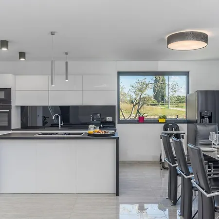 In Novigrad With Pool And Sea Views *