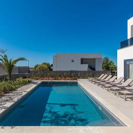 In Novigrad With Pool And Sea Views Hébergement de vacances *