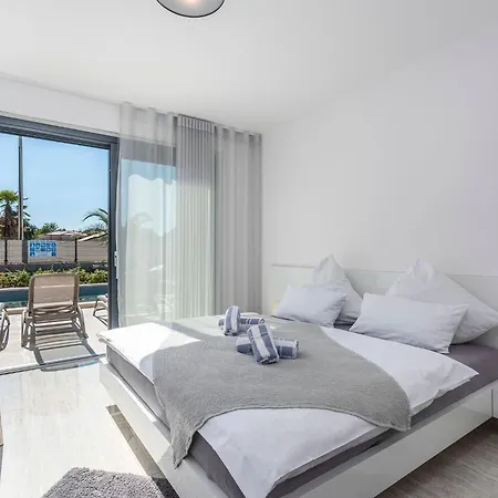 Hébergement de vacances In Novigrad With Pool And Sea Views *