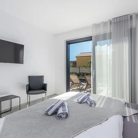 In Novigrad With Pool And Sea Views *