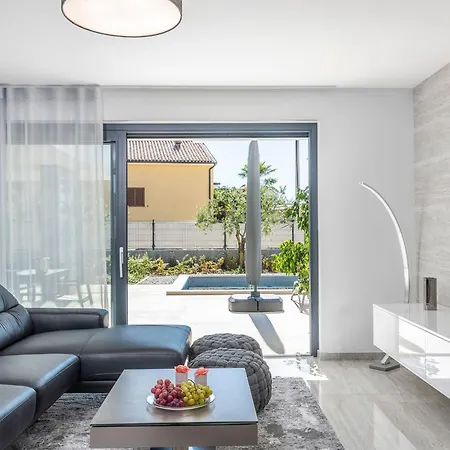 In Novigrad With Pool And Sea Views * Bužinija