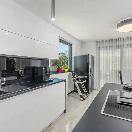In Novigrad With Pool And Sea Views Hébergement de vacances