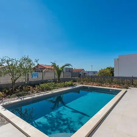 In Novigrad With Pool And Sea Views Bužinija