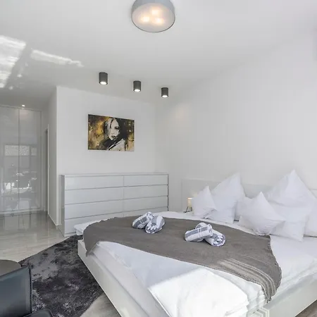 In Novigrad With Pool And Sea Views