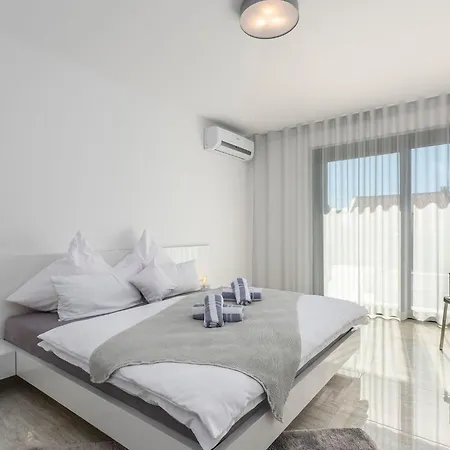 In Novigrad With Pool And Sea Views Hébergement de vacances *