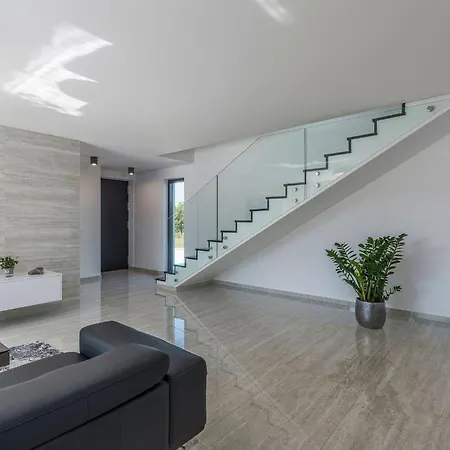 Hébergement de vacances In Novigrad With Pool And Sea Views *