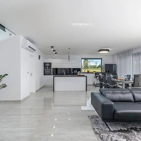 In Novigrad With Pool And Sea Views Bužinija