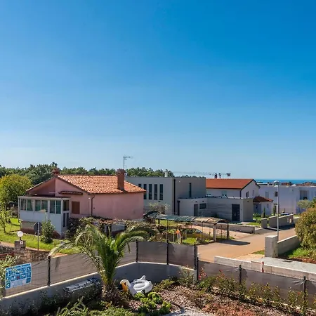 In Novigrad With Pool And Sea Views Hébergement de vacances