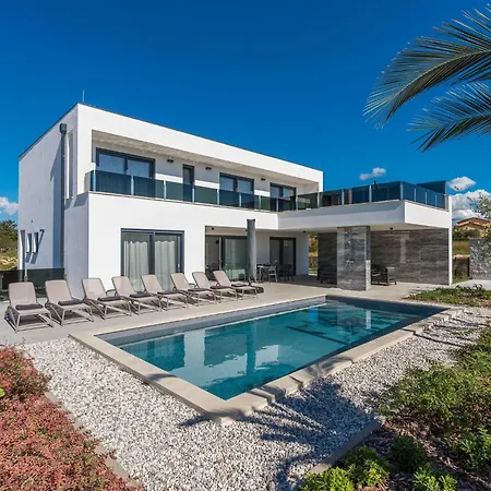 Hébergement de vacances In Novigrad With Pool And Sea Views
