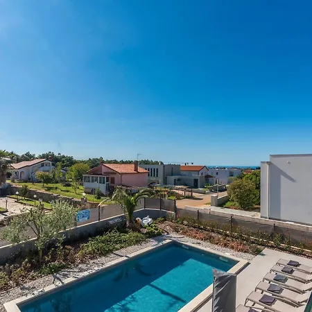 In Novigrad With Pool And Sea Views Bužinija