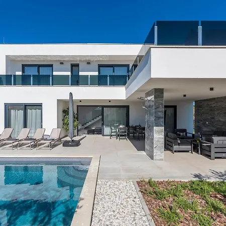 In Novigrad With Pool And Sea Views * Bužinija