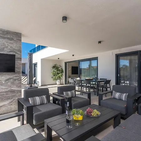 In Novigrad With Pool And Sea Views Hébergement de vacances *
